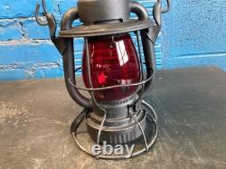 DIETZ VESTA (C. U. T. Co)CINCINNATI UNION TERMINAL RAILROAD LANTERN WithRED GLOBE