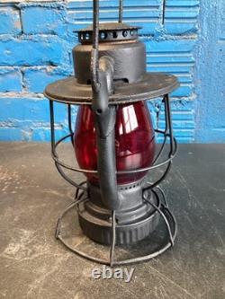 DIETZ VESTA (C. U. T. Co)CINCINNATI UNION TERMINAL RAILROAD LANTERN WithRED GLOBE DIETZ VESTA (C. U. T. Co)CINCINNATI UNION TERMINAL RAILROAD LANTERN WithRED GLOBE