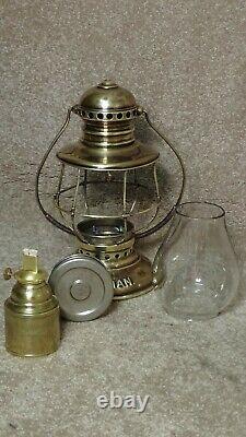 PULLMAN CONDUCTOR RAILROAD LANTERN WithP. Co. SIGNAL CLEAR GLOBE (3)